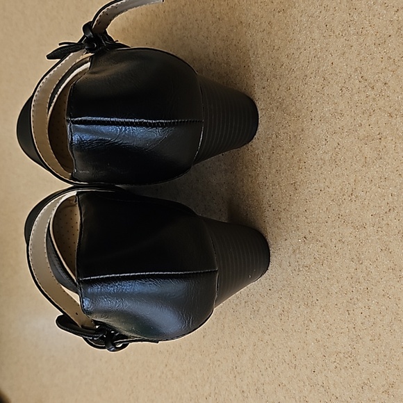 Womens patent leather heels with strap - Picture 3 of 6